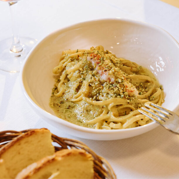 Tagliolini con crema di pistacchio, gambero e granella di pistacchio