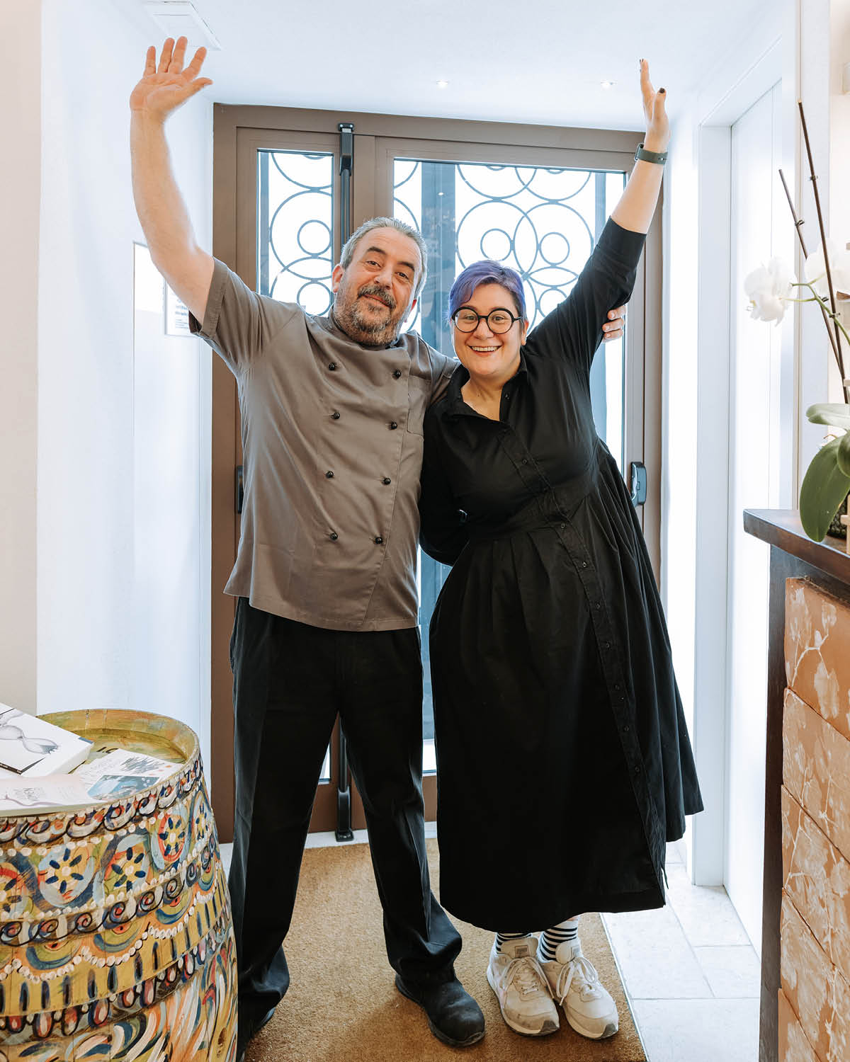 Pepè e Vittoria, titolari della Trattoria Pugliese, all’ingresso della trattoria nel centro storico di Gioia del Colle